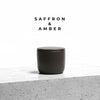Vela aromática ZENUM Saffron & Amber, perfil amaderado y especiado