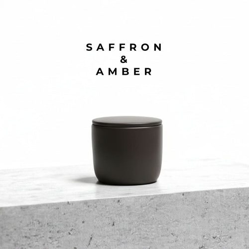 Vela aromática ZENUM Saffron & Amber, perfil amaderado y especiado